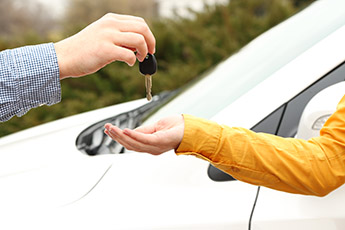 Car locksmith returns car key after lock out service